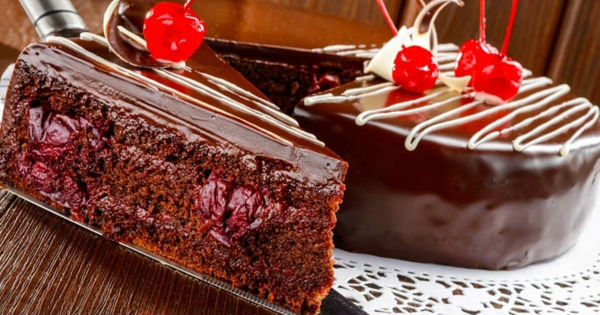 Шоколадный торт с сочной вишнёвой прослойкой в мультиварке: рецепт с фото