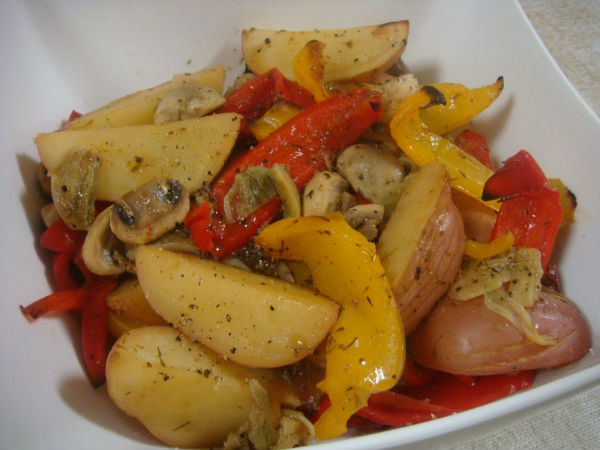 Картофель с овощами и куриным филе на пару в мультиварке
