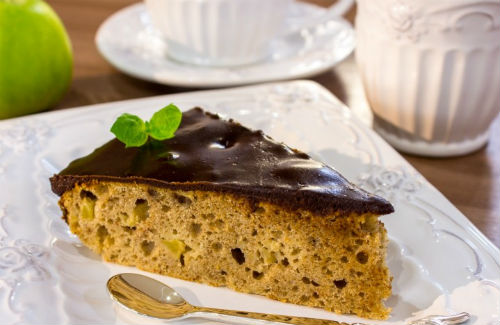 Вкусный и ароматный пирог в шоколадной глазури в мультиварке