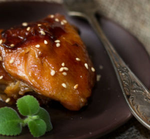 Куриные бёдра в соево-медовом соусе с мятой в мультиварке: рецепт с фото
