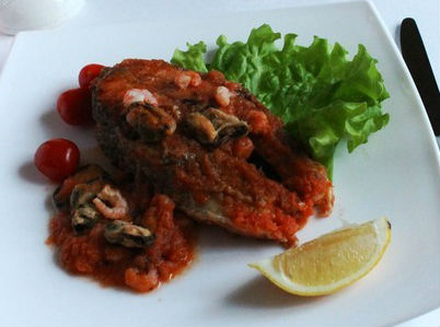 Стейки лосося в томатном соусе с мидиями и креветками в мультиварке: рецепт с фото