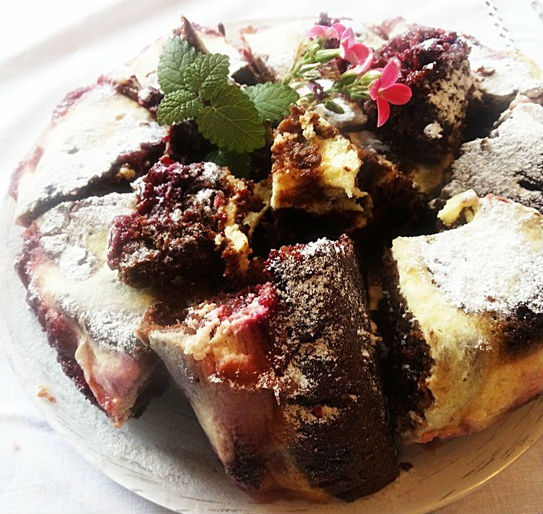 Пирог с вишней и тёмным шоколадом в мультиварке: рецепт с фото