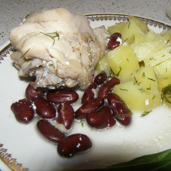 Курица тушенная в сметанном соусе с фасолью в мультиварке
